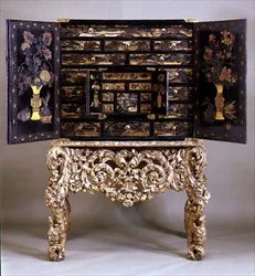 Schrank auf vergoldetem Ständer, geöffnet, ca. 1680